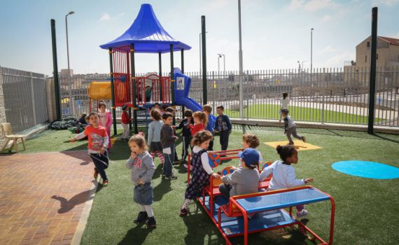 "לא ללמד ילדים בגן על השואה"