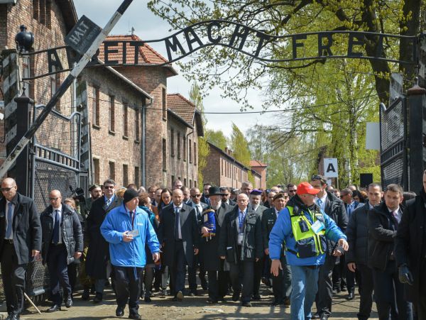 צפו: אלפי משתתפים במצעד החיים בפולין