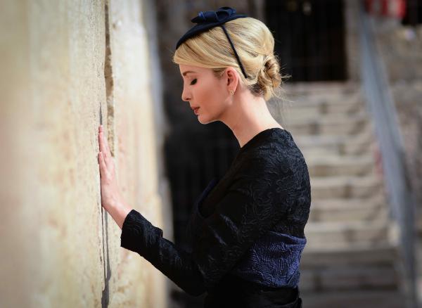 הפתעה בבית הלבן: איוונקה טראמפ חילקה משלוחי מנות