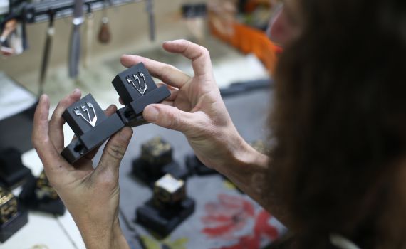 אני רוצה לקנות תפילין לבר מצווה לילד, מה צריך לדעת?