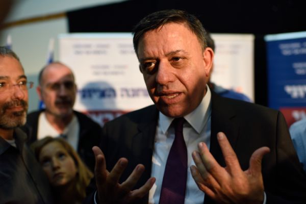 מבוכה לאבי גבאי בכנס פעילים ברמת גן