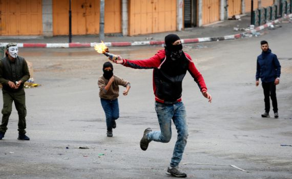 הפלסטינים טוענים: ישראל מחזיקה בגופות מחבלים