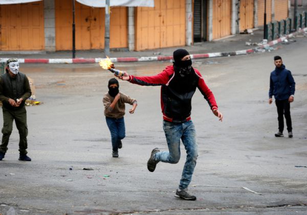 הפלסטינים טוענים: ישראל מחזיקה בגופות מחבלים