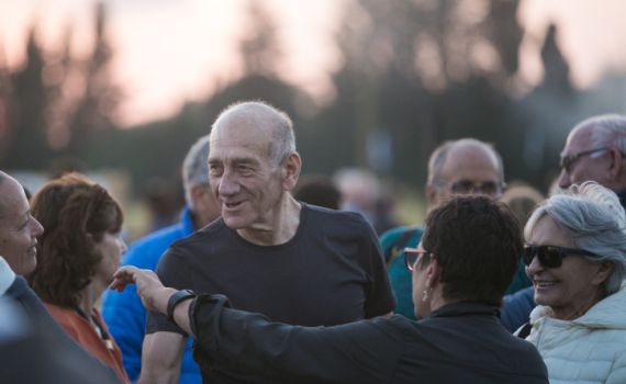 בדרך לפוליטיקה? אולמרט הגיש בקשה למחיקת הקלון