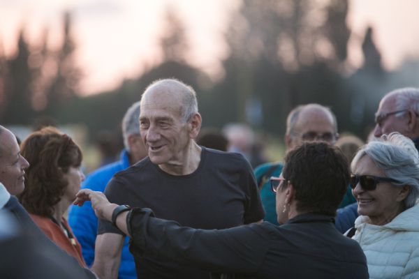 בדרך לפוליטיקה? אולמרט הגיש בקשה למחיקת הקלון