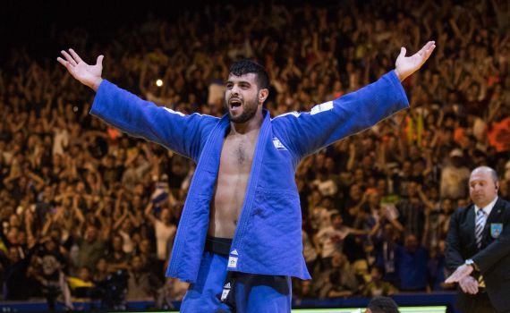 שגיא מוקי זוכה במדליית זהב ובוכה ב'התקווה'