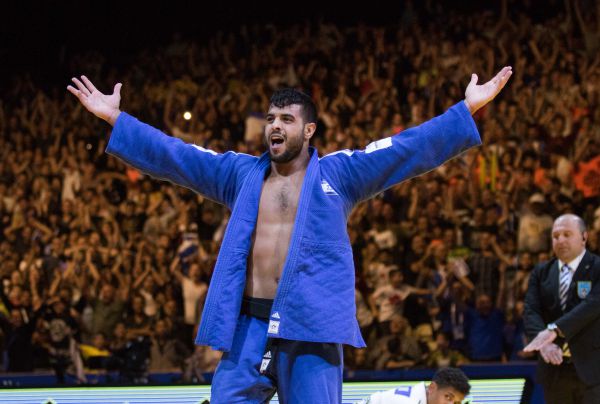 שגיא מוקי זוכה במדליית זהב ובוכה ב'התקווה'