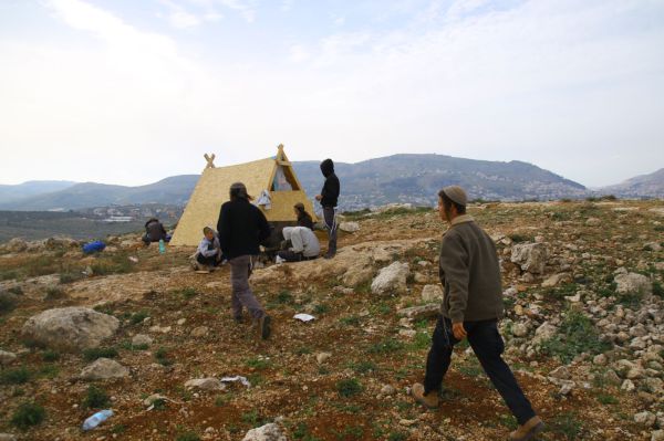 מזעזע: חיילים ירו באוויר לעבר תושבי מאחז בשומרון