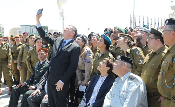 הבקשה החריגה של יו"ר הכנסת מהחיילים המצטיינים