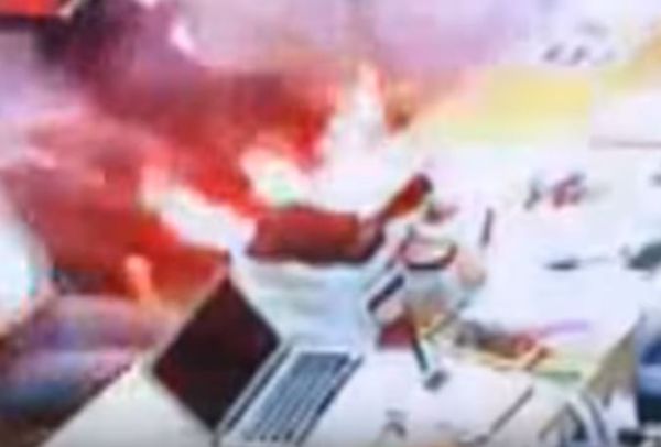 צפו: מכשיר אייפון התפוצץ- והוביל לפציעת הלקוחות