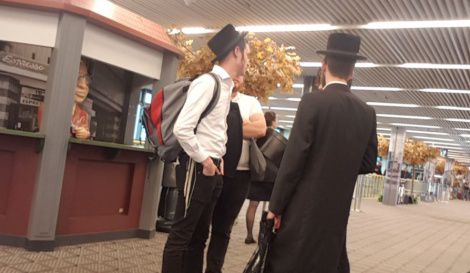 כוכב הרשת החרדי רק התגייס וכבר טס לחו"ל