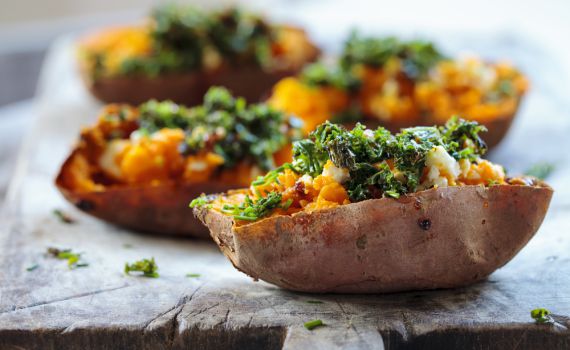 רגע לפני ל"ג בעומר: מתכון לבטטה אפויה וחזה עוף