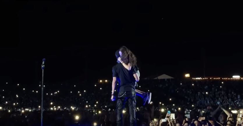 סערה באולפנה: תלמידה התחבקה עם הכוכב הלטיני