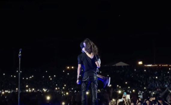 סערה באולפנה: תלמידה התחבקה עם הכוכב הלטיני