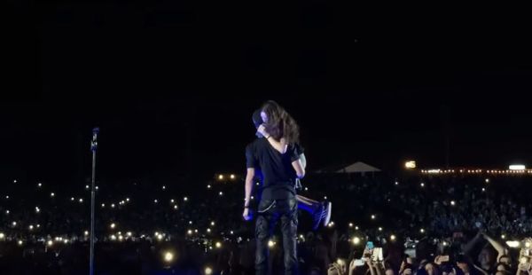 סערה באולפנה: תלמידה התחבקה עם הכוכב הלטיני