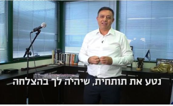 צפו: אבי גבאי מכין את נטע ברזילי לאירוויזיון