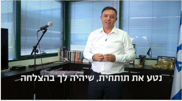 צפו: אבי גבאי מכין את נטע ברזילי לאירוויזיון