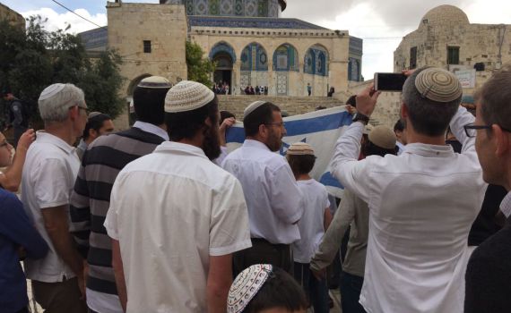 שלושה קטינים הניפו דגל בהר הבית. השוטרים החרימו