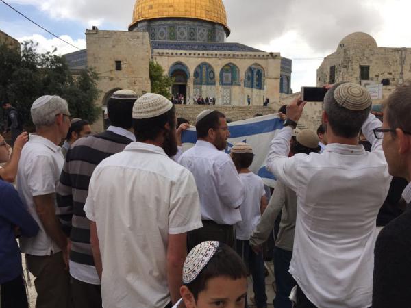 שלושה קטינים הניפו דגל בהר הבית. השוטרים החרימו