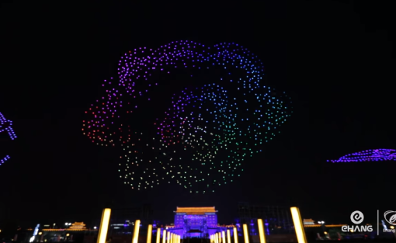 מדהים: מופע הרחפנים ששבר שיא גינס• צפו