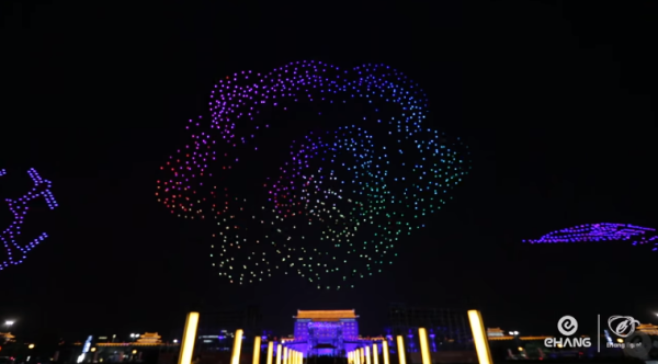 מדהים: מופע הרחפנים ששבר שיא גינס• צפו