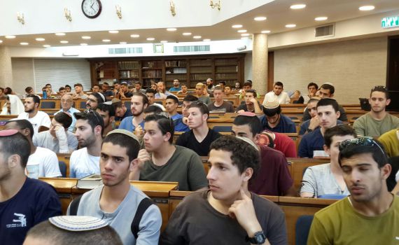 הרב אבינר: 'השתגעו לגמרי, דוחפים בנות בכל מקום'