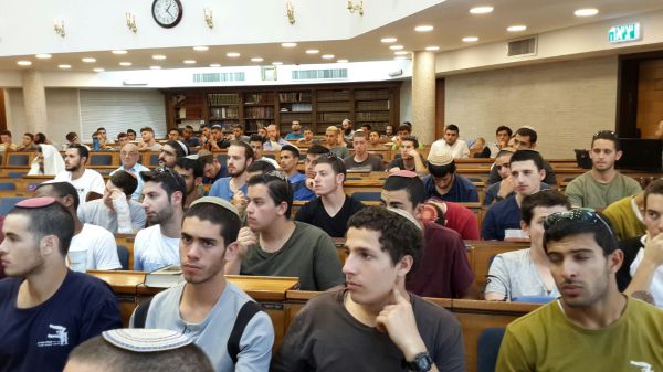 הרב אבינר: 'השתגעו לגמרי, דוחפים בנות בכל מקום'