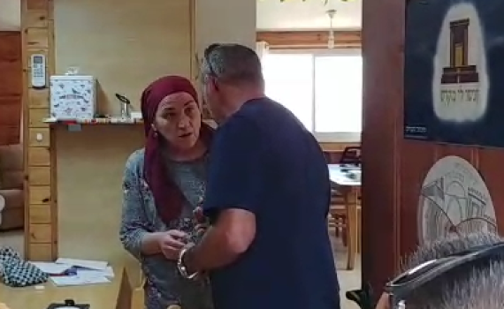 צפו • בלי סיבה: מתיישבות מתבקשות להזדהות בביתן