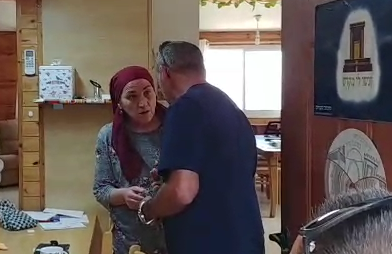 צפו • בלי סיבה: מתיישבות מתבקשות להזדהות בביתן