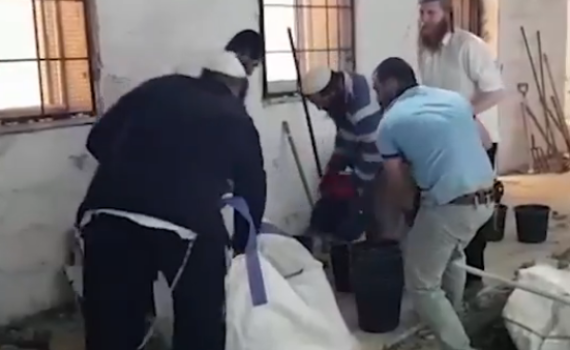 בחסות החשכה • צפו: שיפוץ חשאי בקבר יוסף