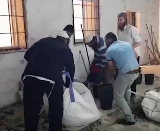 בחסות החשכה • צפו: שיפוץ חשאי בקבר יוסף