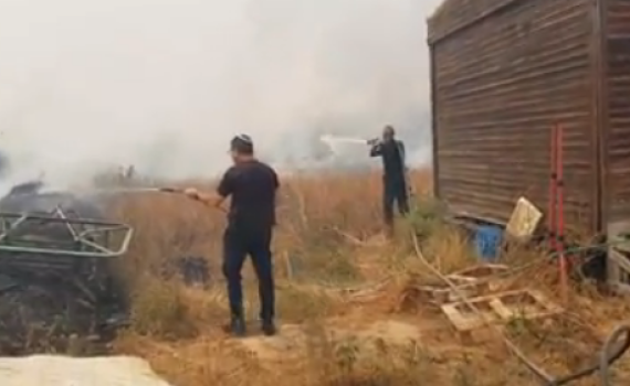 תושבים פונו מבתיהם: שריפה גדולה במושב בדרום
