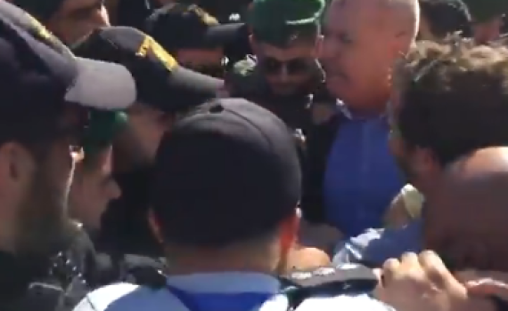 צפו: עימותים אלימים בין חברי כנסת לכוחות בטחון