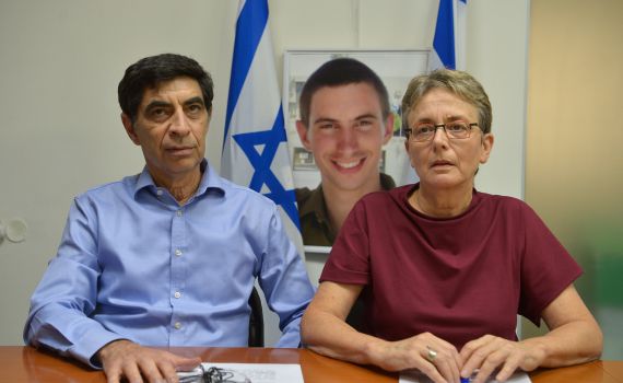 ניצחון למשפחת גולדין: הממשלה תודיע על העברת גופות מחבלים