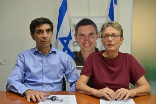 ניצחון למשפחת גולדין: הממשלה תודיע על העברת גופות מחבלים