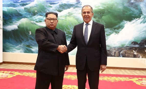 לא רק ארה"ב: שר החוץ הרוסי בביקור בצפון קוריאה