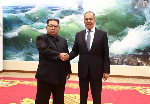 לא רק ארה"ב: שר החוץ הרוסי בביקור בצפון קוריאה