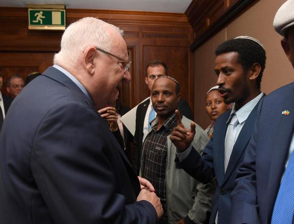 ריבלין נחת באתיופיה; להעלות את המשפחות לישראל