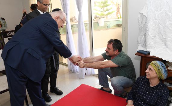 ריבלין ניחם את משפחת הלוחם: "התפללנו לנס"