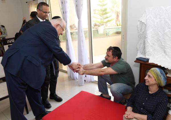 ריבלין ניחם את משפחת הלוחם: "התפללנו לנס"