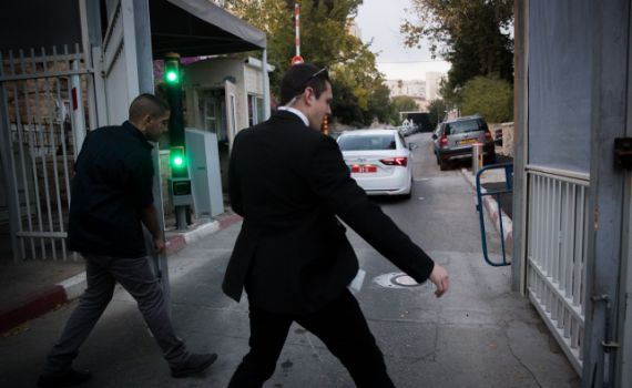 רימוני עשן הושלכו לעבר ביתו של נתניהו בקיסריה