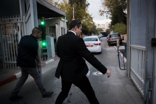 רימוני עשן הושלכו לעבר ביתו של נתניהו בקיסריה