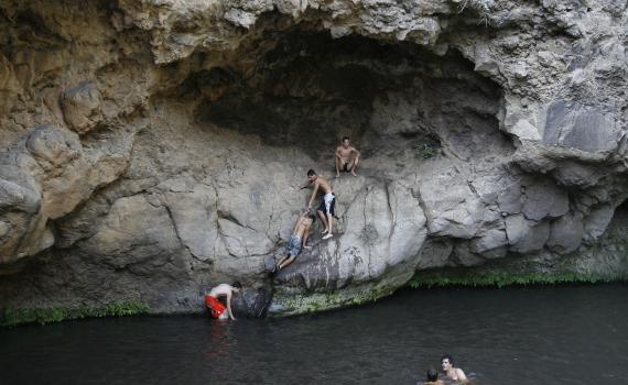 שו"ת: דיני צניעות לגברים ונשים בכניסה למעיין