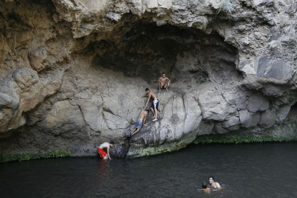 שו"ת: דיני צניעות לגברים ונשים בכניסה למעיין