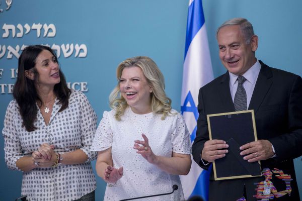 'אל תתביישי': כשנתניהו השתלט לרגב על הפייסבוק