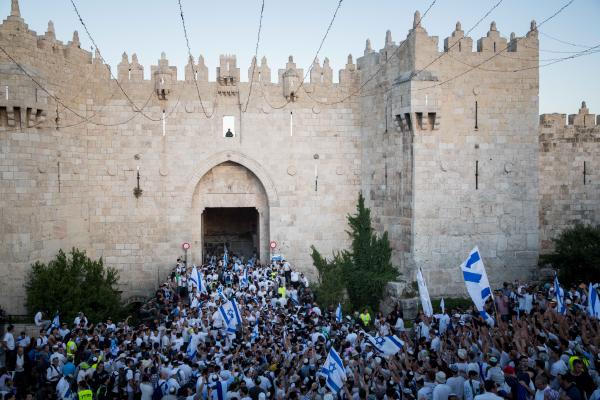 ריקוד דגלים: לצעוד בכבוד, גם ברובע המוסלמי. צפו