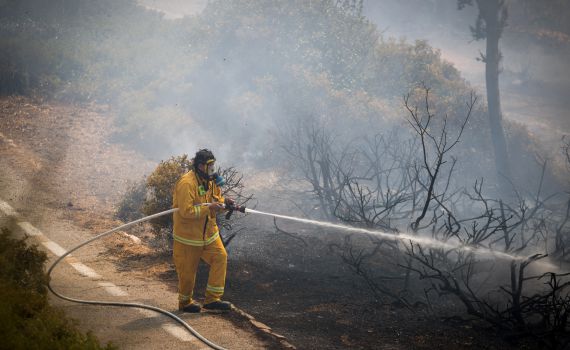 שריפה משתוללת בליפתא בכניסה לעיר ירושלים