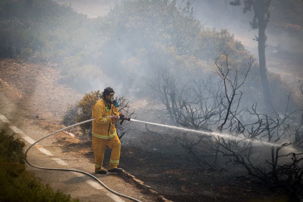 שריפה משתוללת בליפתא בכניסה לעיר ירושלים