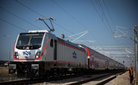 "רדיפה דתית": רכבת ישראל נגד הנחת תפילין בקרונות