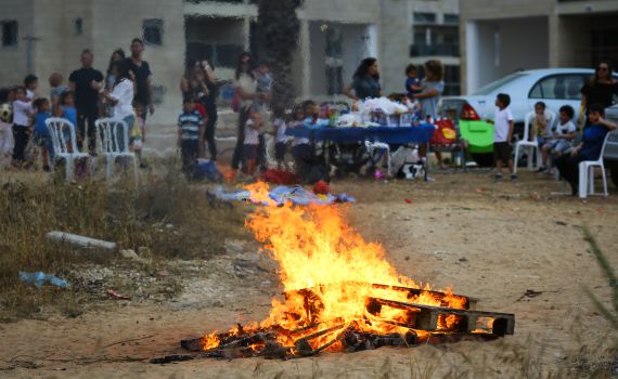 אכזבה לחניכים: בני עקיבא מבטלת את המדורות